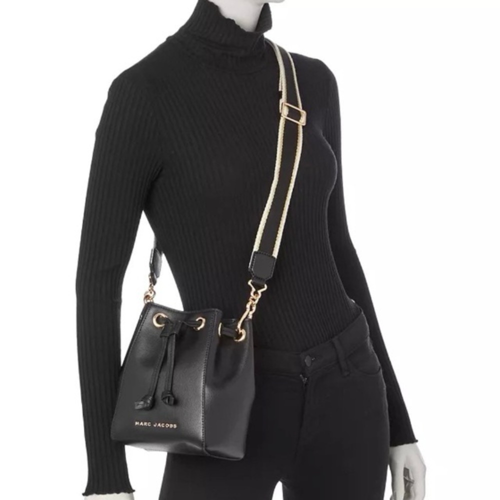 ✨ Authentic Marc Jacobs The Bucket Bag Logo Plaque Drawstring Woven Strap Black - Picture 15 of 16